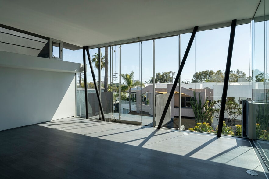 More Photos Of 1511 Abbot Kinney Blvd, Venice Storefront Retail Residential For Lease