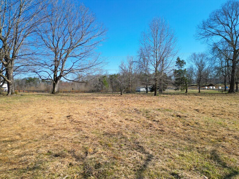 More Photos Of 2815 TN-49 Hwy, Charlotte Auto Repair For Sale