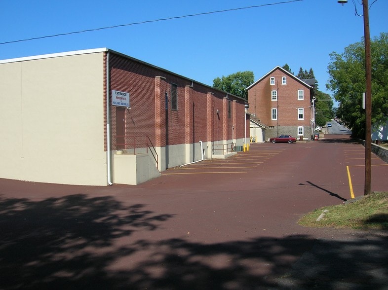 More Photos Of 410 E Walnut St, Perkasie Manufacturing For Lease