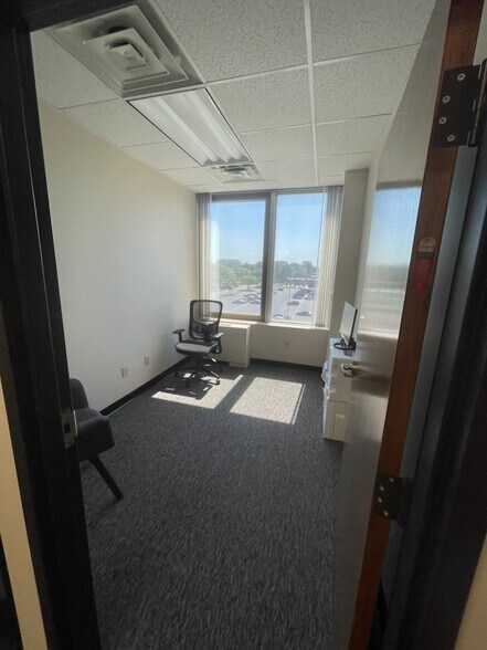 More Photos Of 125 Wolf Rd, Albany Medical For Lease