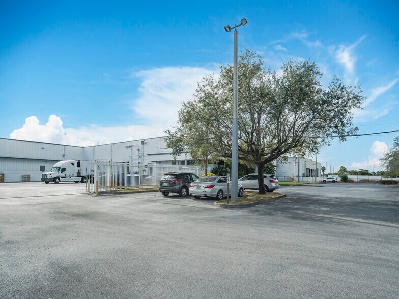 More Photos Of 50 NE 179th St, Miami Manufacturing For Lease
