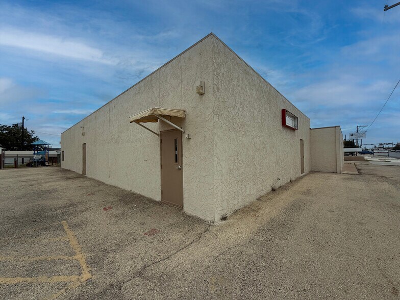 More Photos Of 3402 N Big Spring St, Midland General Retail For Lease