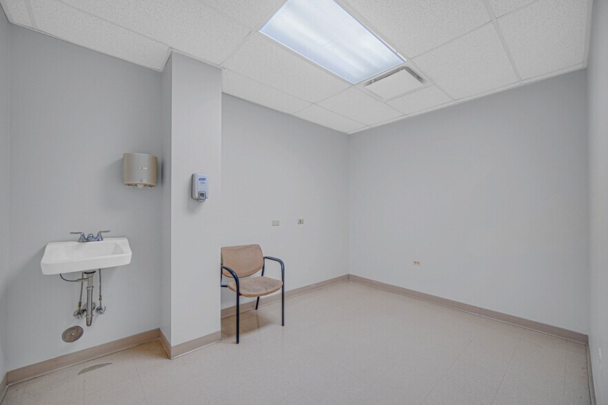 More Photos Of 134 W 111th St, Chicago Office For Lease