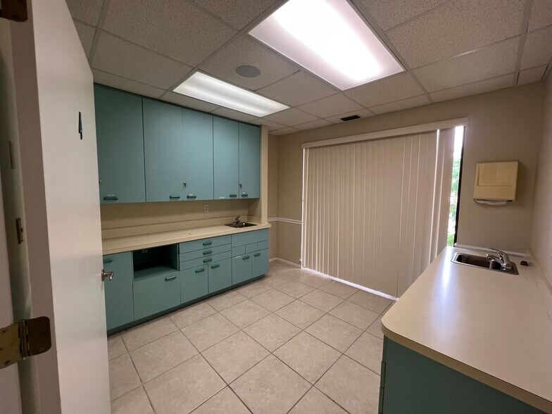 More Photos Of 2009-2025 S McCall Rd, Englewood Medical For Lease