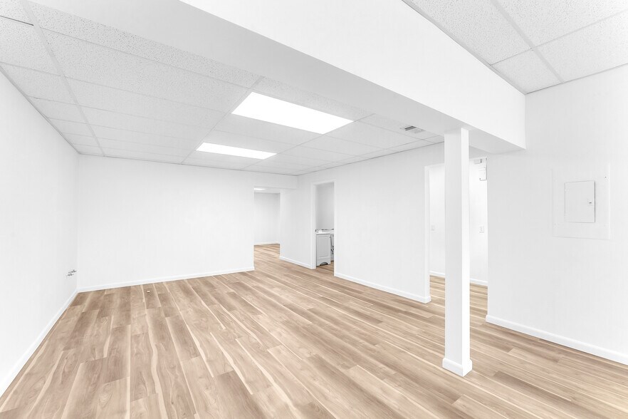 More Photos Of 1420-1422 NE 163rd St, North Miami Beach General Retail For Sale