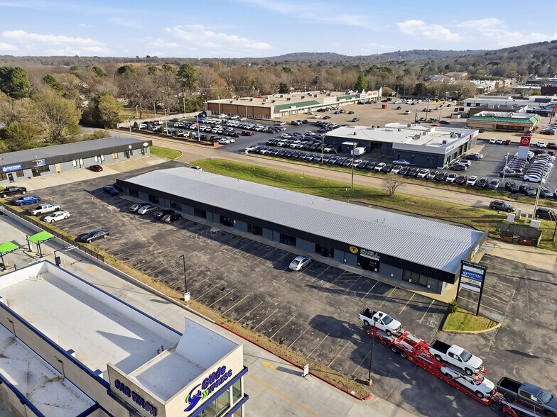 More Photos Of 3416-3422 N College Ave, Fayetteville Unknown For Lease
