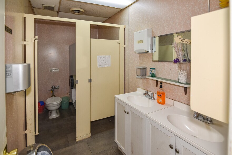 More Photos Of 5900 York Rd, Baltimore Storefront Retail Office For Sale