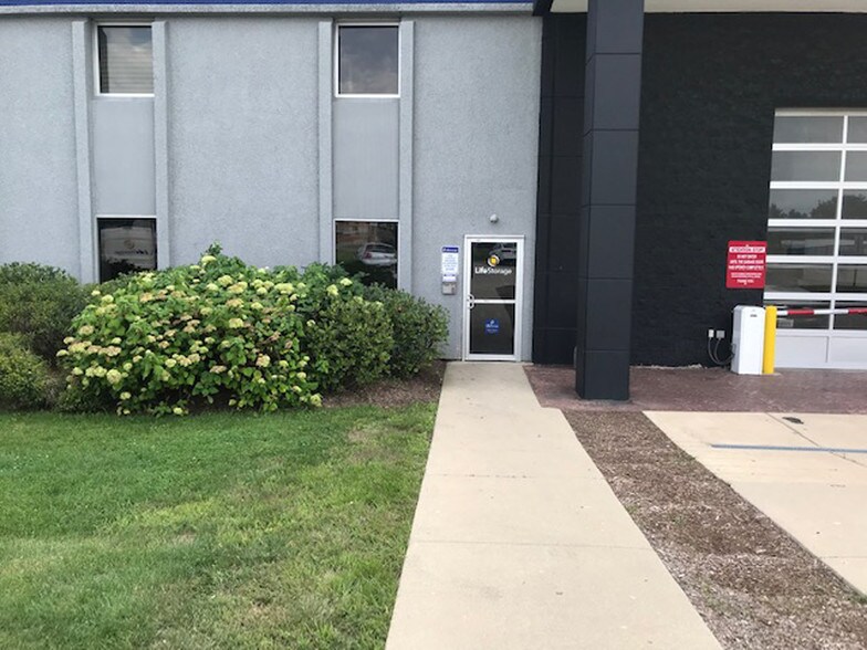 More Photos Of 426 S Westgate St, Addison Self Storage For Lease