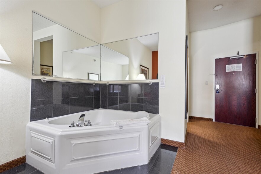 More Photos Of 2750 Fortune Cir W, Indianapolis Hotel For Sale