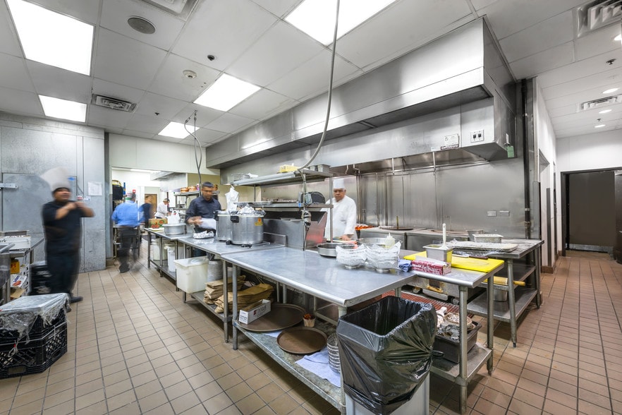 More Photos Of 675 W Golf Rd, Hoffman Estates Storefront For Lease