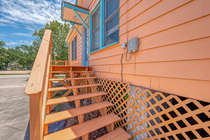 More Photos Of 1502 Main St, Seabrook Office Residential For Lease