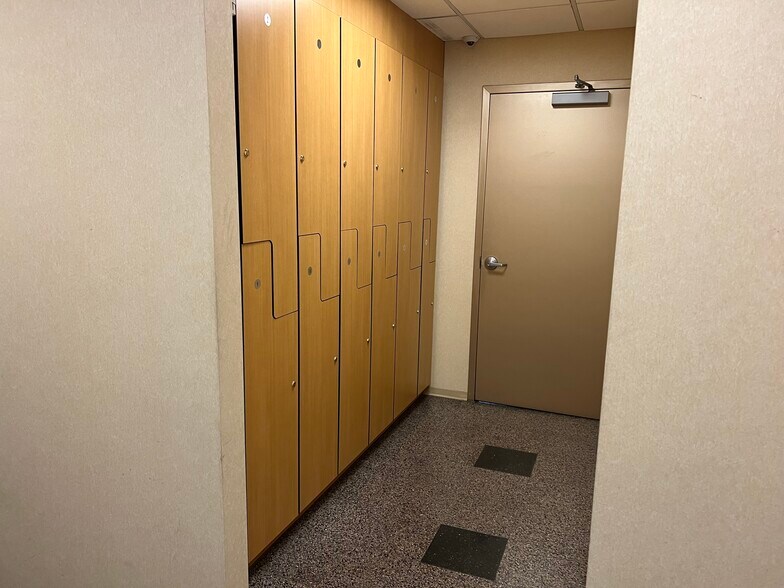 More Photos Of 211 W Wacker Dr, Chicago Office For Lease