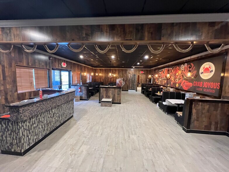 More Photos Of 628 Arena Dr, Hamilton Restaurant For Sale