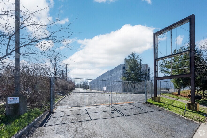 More Photos Of 2730 Arthur Kill Rd, Staten Island Freestanding For Lease