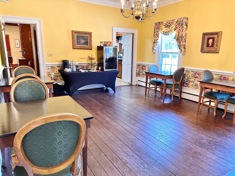 More Photos Of 615 College St, Clinton Hotel For Sale