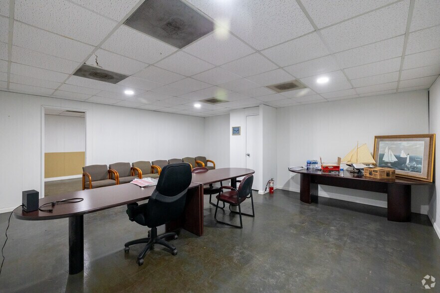 More Photos Of 13523 Conklin Ln, Houston Warehouse For Lease