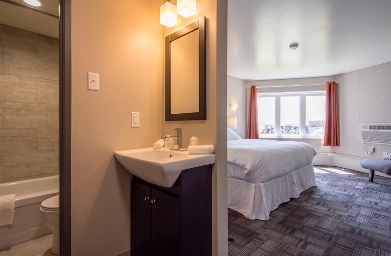 More Photos Of 9820 100 Ave, Hythe Hotel For Sale