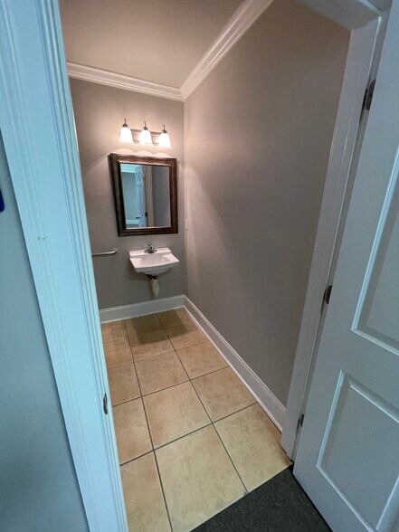 More Photos Of 327 Dahlonega St, Cumming Office For Lease