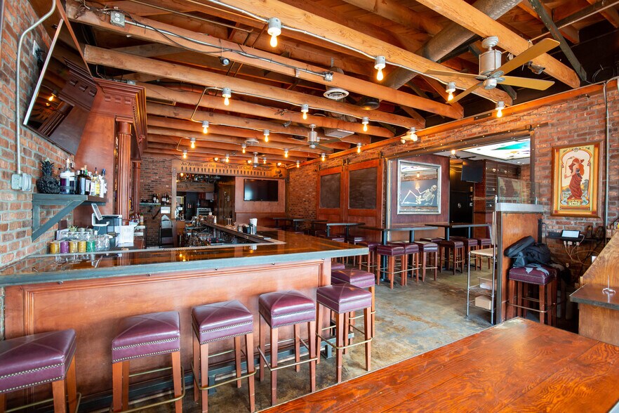 More Photos Of 13539 Ventura Blvd, Sherman Oaks Freestanding For Lease