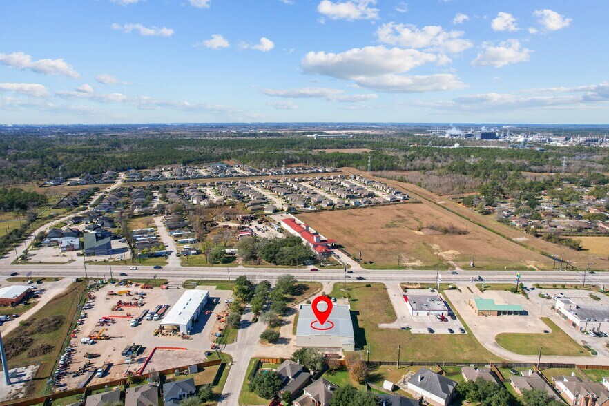 More Photos Of 7910 N Hwy 146, Baytown Showroom For Lease