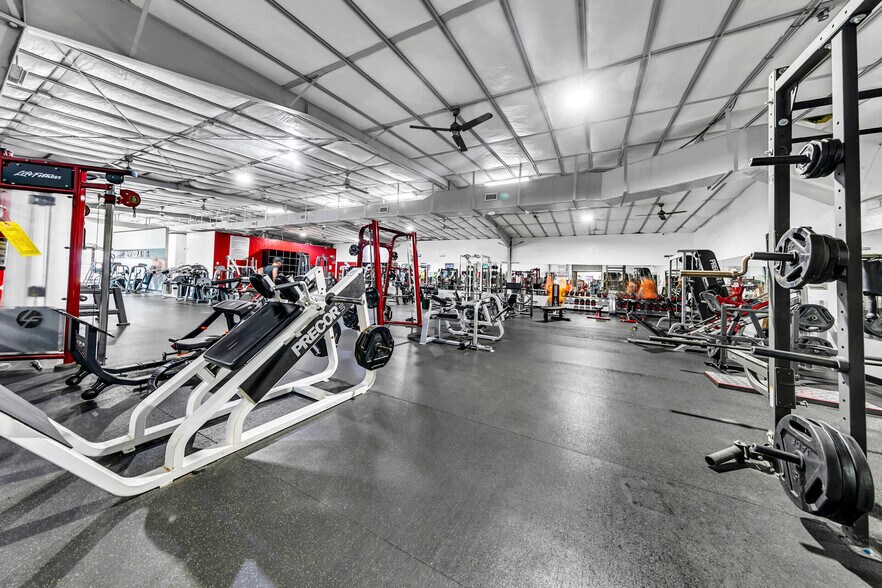 More Photos Of 2500 S Ferdon Blvd, Crestview Storefront For Lease