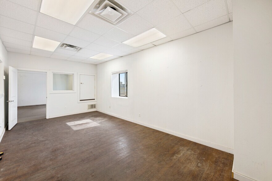 More Photos Of 80 Allegiance Cir, Evanston Industrial For Lease