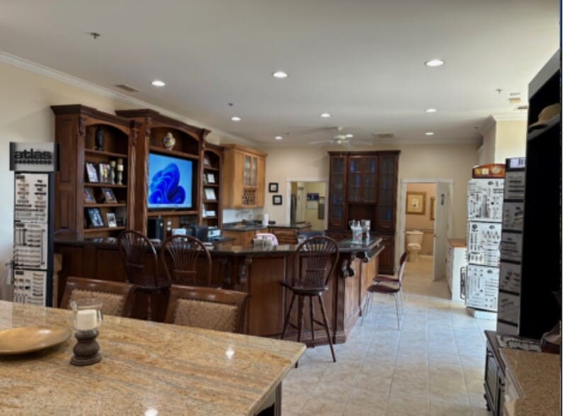 More Photos Of 13191 Warwick Blvd, Newport News Light Distribution For Sale