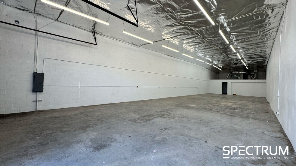 More Photos Of 10140-10158 Canoga Ave, Chatsworth Service For Lease