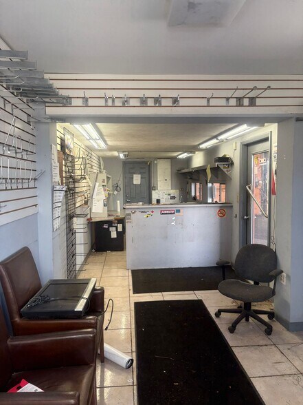 More Photos Of 250 NE 44th St, Oakland Park Auto Repair For Sale