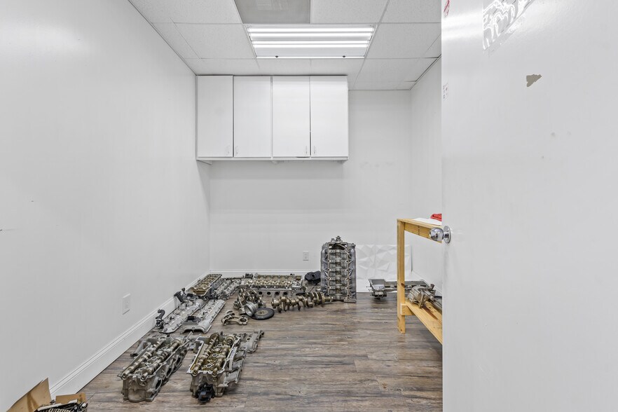 More Photos Of 2415 W Northwest Hwy, Dallas Storefront For Lease