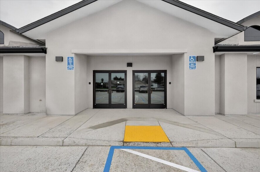 More Photos Of 36856-36862 Ave 12, Madera Storefront Retail Office For Lease