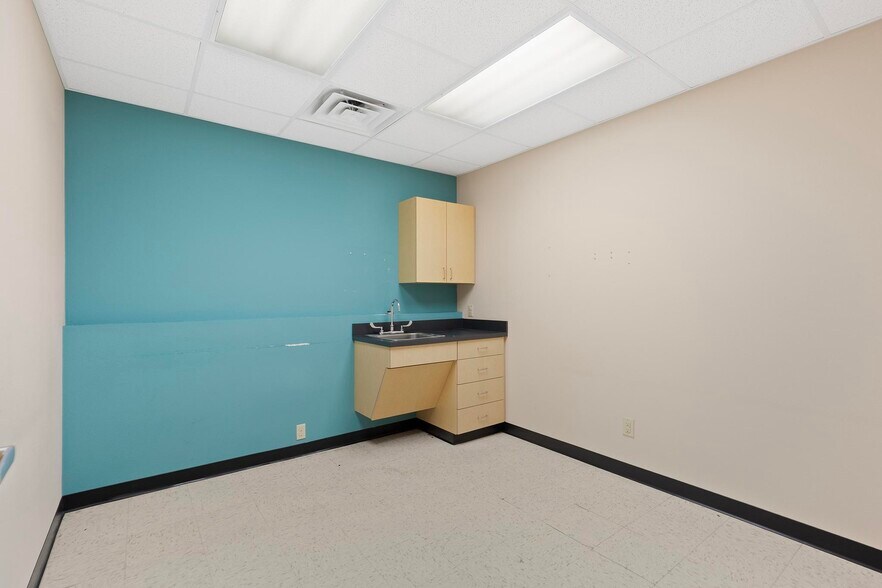 More Photos Of 327 E Airport Dr, Carthage Medical For Sale