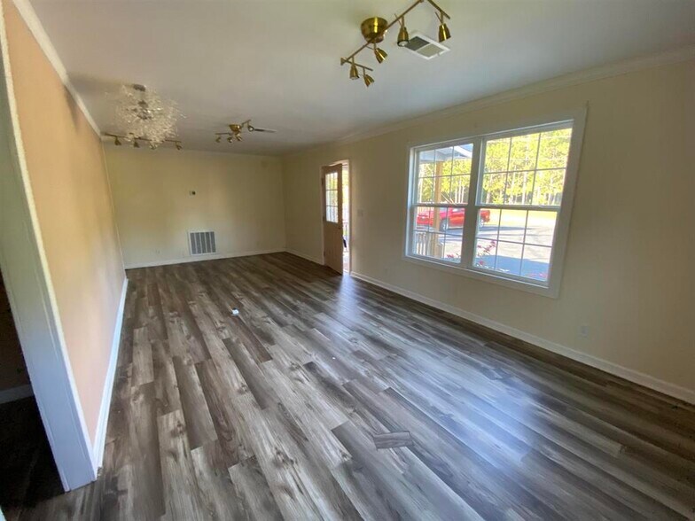 More Photos Of 131 Lakeview Church Rd, Cochran Freestanding For Lease