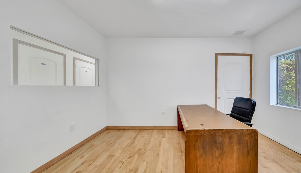 More Photos Of 830 S Main St, Santa Ana Freestanding For Sale