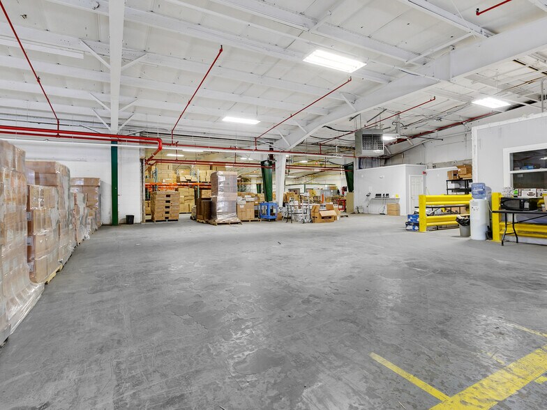 More Photos Of 16 Swamscott St, Newfields Warehouse For Lease
