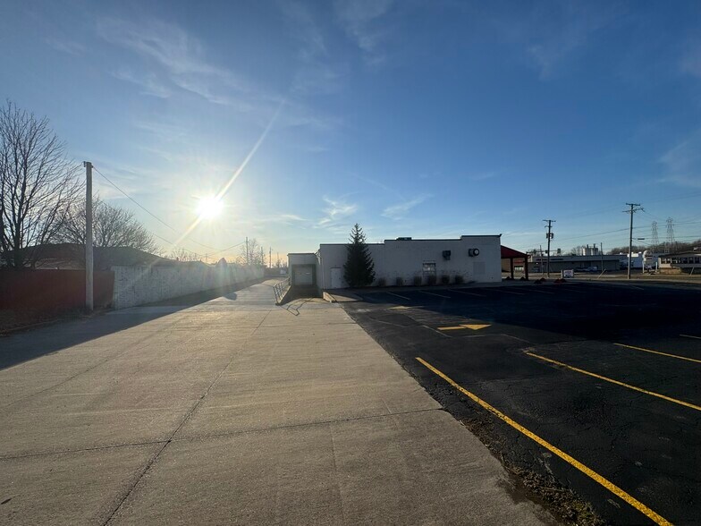 More Photos Of 13425 Snow Rd, Brook Park Freestanding For Lease