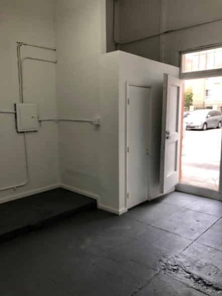 More Photos Of 1895 Adams Blvd, Los Angeles Storefront Retail Residential For Lease