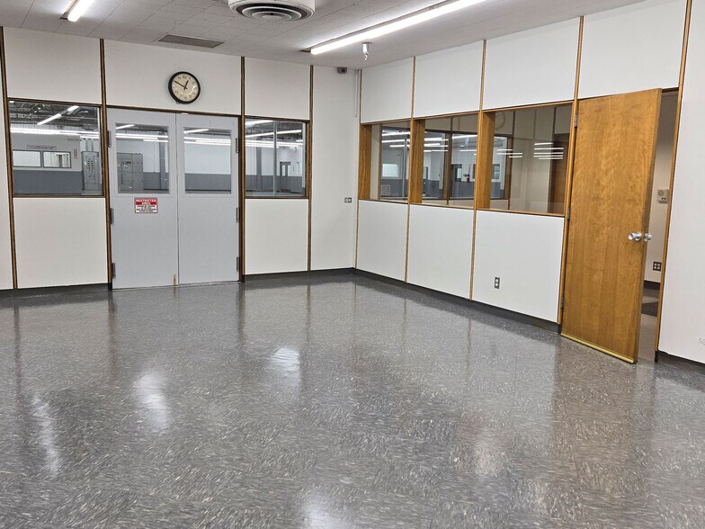 More Photos Of 16750 Schoenborn St, North Hills Flex For Sale