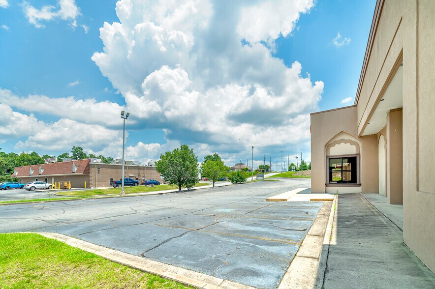 More Photos Of 3720 Bloomfield Village Dr, Macon-Bibb Storefront For Sale