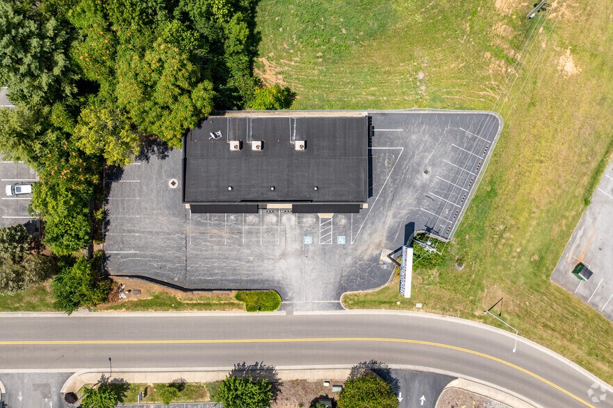 More Photos Of 3176 Linden Dr, Bristol Freestanding For Sale