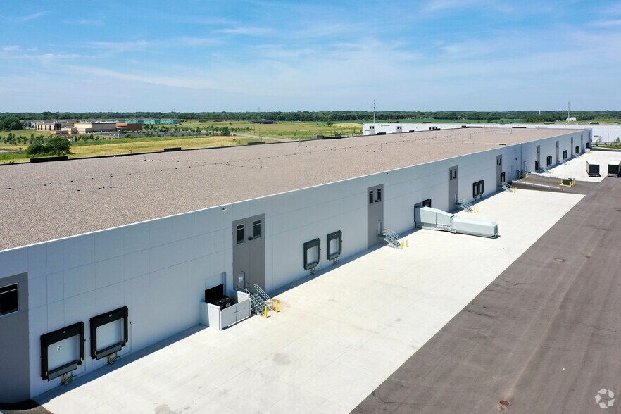 More Photos Of 8801 95th Ave, Brooklyn Park Warehouse For Lease