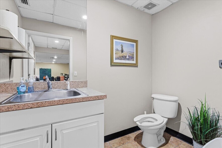 More Photos Of 15043 Main St, Alachua Showroom For Sale