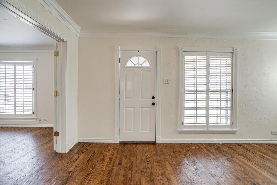 More Photos Of 113 N Tarrant St, Crowley Office For Sale