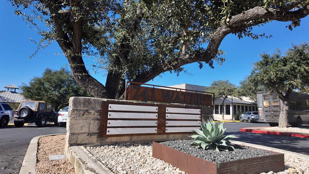More Photos Of 741 Water St, Kerrville Office For Lease