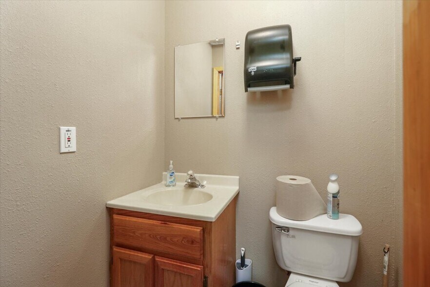 More Photos Of 1006 Nettleton Avenue Ave, Thayer Office For Sale