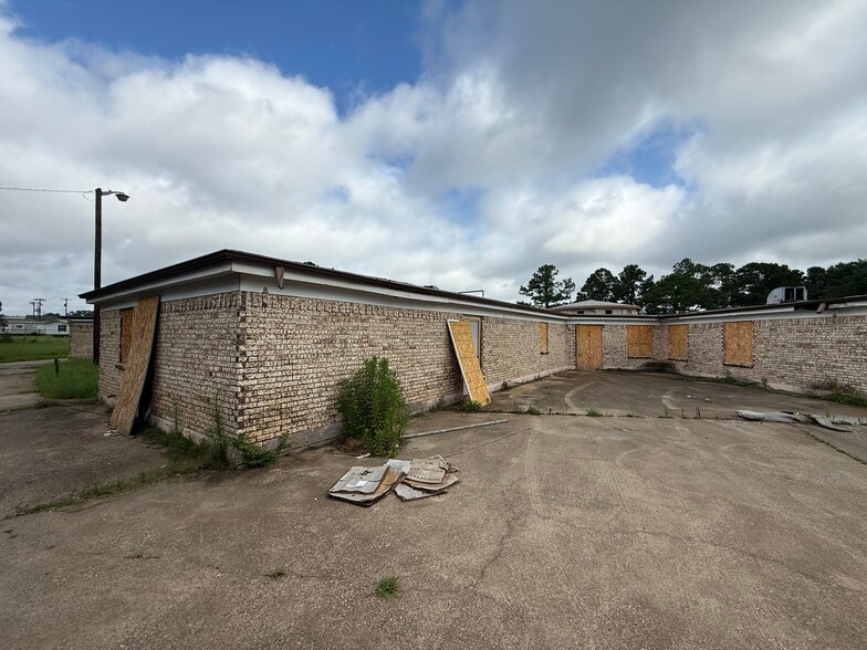 More Photos Of 2901 County 2347 rd, Tyler Dormitory For Sale