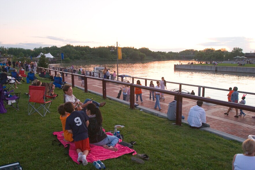 More Photos Of 425 Solar St, Syracuse Storefront Retail Office For Lease