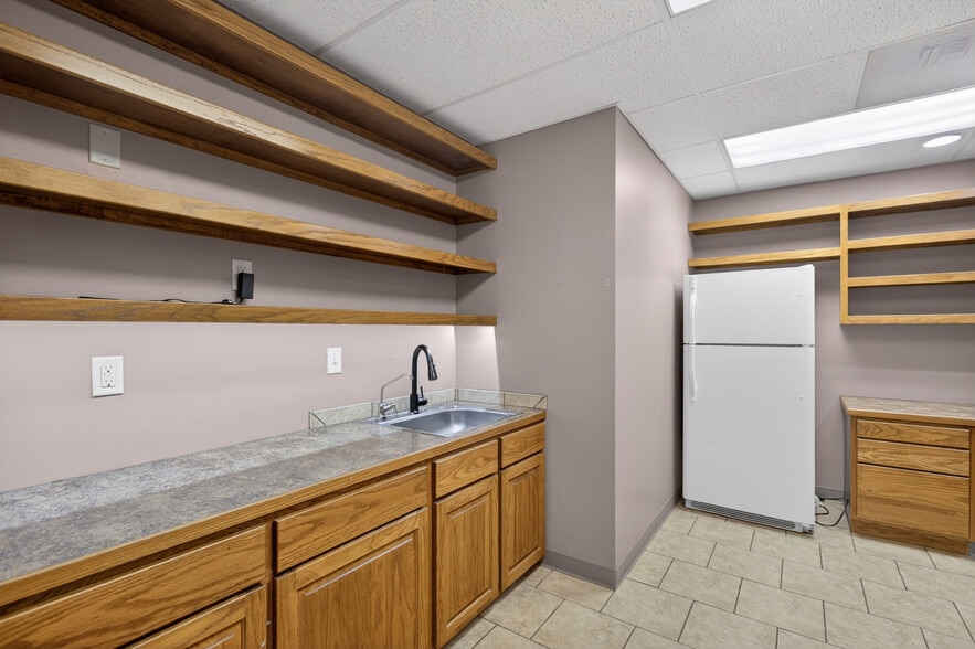 More Photos Of 133 N Glendale St, Wichita Office For Sale