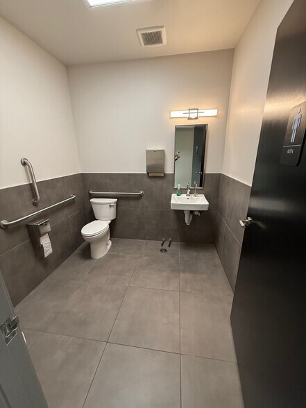 More Photos Of 3819 S 148th St, Omaha Service For Lease