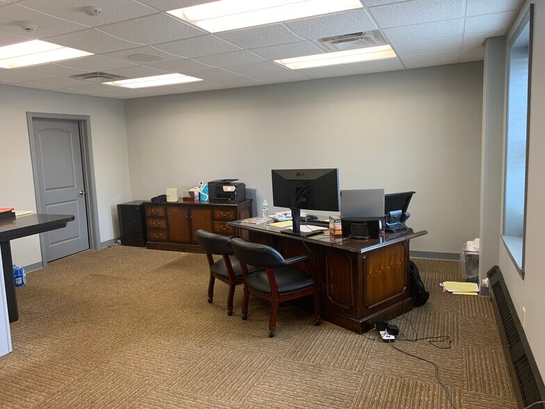 More Photos Of 70 Ridge Rd, Ontario Showroom For Lease